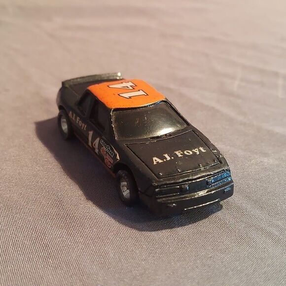 AJ FOYT # NASCAR 1:64 Racing Champions SERIES 1 - 1989 - Picture 1 of 8